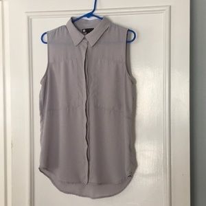 Sleeveless & cute button up w/small pleat in back